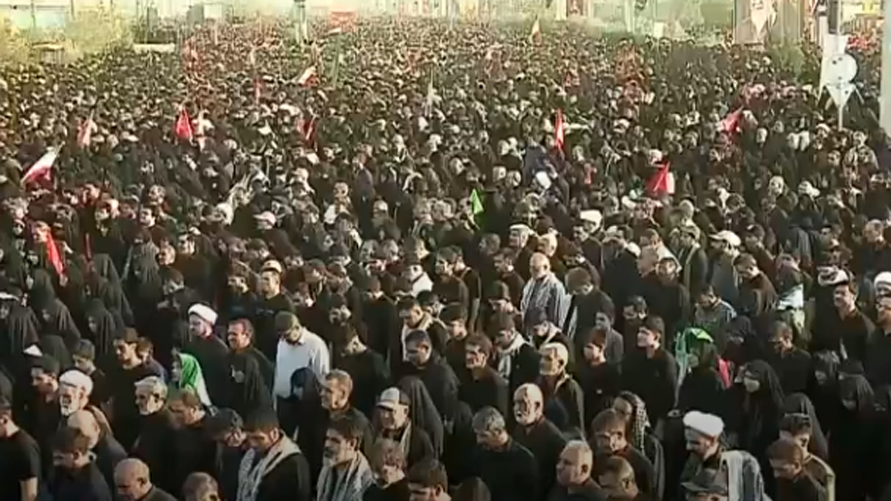 আয়াতুল্লাহ আলি খামেনির জানাজায় কোম নগরীতে লাখো মানুষের ঢল