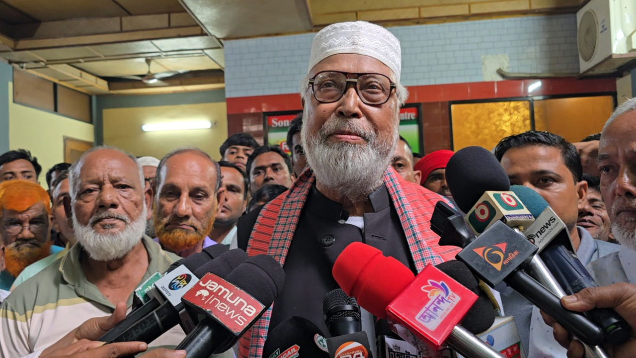 বক্তব্য রাখছেন কাদের সিদ্দিকী