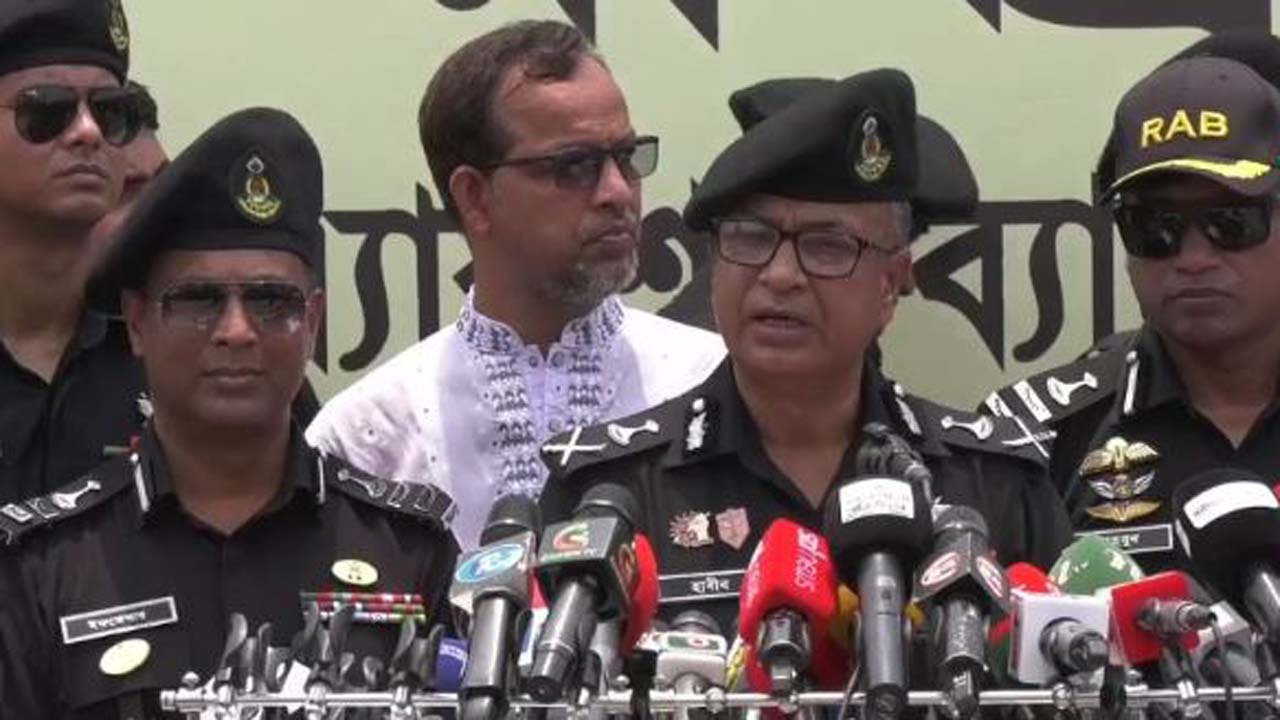 সাংবাদিকদের সাথে কথা বলছেন র‌্যাব মহাপরিচালক মো: আহসান হাবীব পলাশ