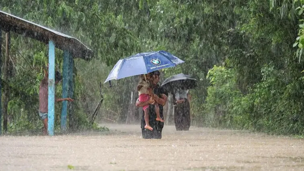 দেশে টানা কিংবা থেমে থেমে বৃষ্টি হয়ে চলেছে গত কয়েকদিন ধরে
