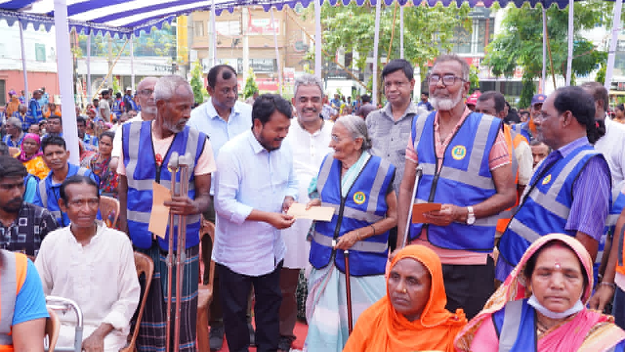 পরিচ্ছন্নতাকর্মীদের হাতে প্রধানমন্ত্রীর ঈদ উপহার তুলে দেন রাসিক প্রশাসক মাহফুজুর রহমান রিটন