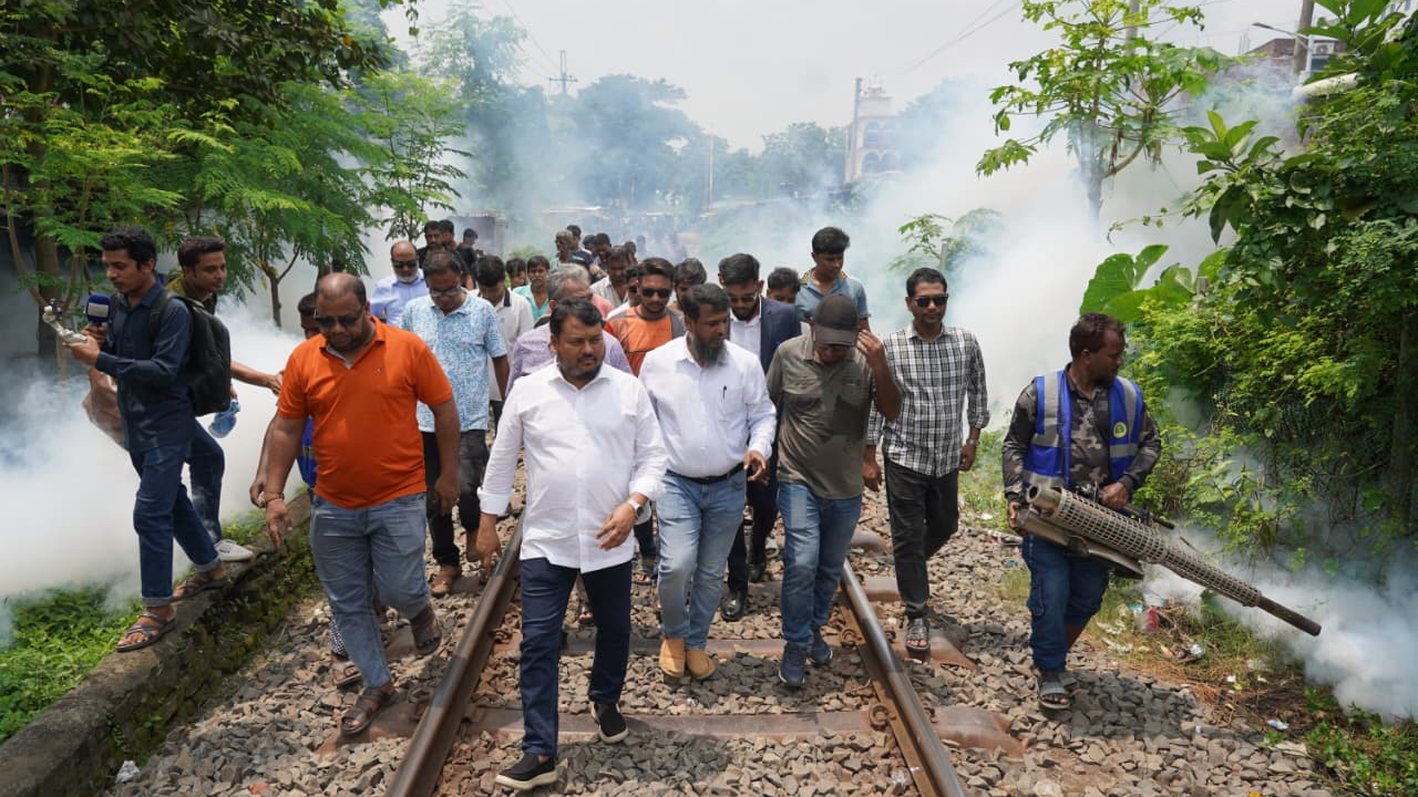 রাসিকের ডেঙ্গু প্রতিরোধে বিশেষ পরিচ্ছন্নতা অভিযান পবিচালিত হচ্ছে