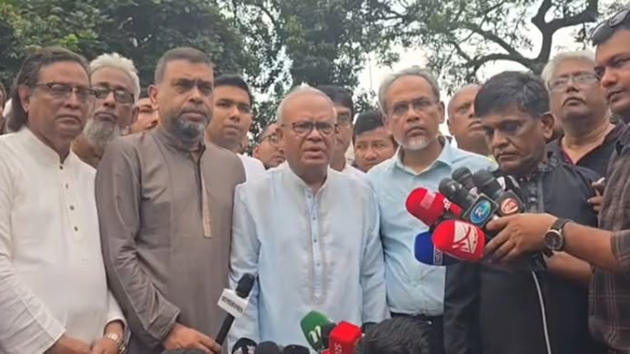 জাতীয় কবি কাজী নজরুল ইসলামের সমাধিতে শ্রদ্ধা নিবেদন শেষে অ্যাডভোকেট রুহুল কবির রিজভী