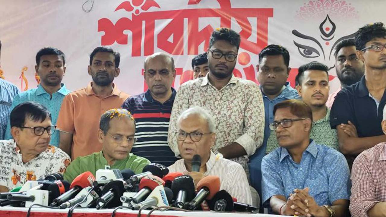নয়া পল্টনে পূজামণ্ডপ পরিদর্শন এসে কথা বলছেন রুহুল কবির রিজভী