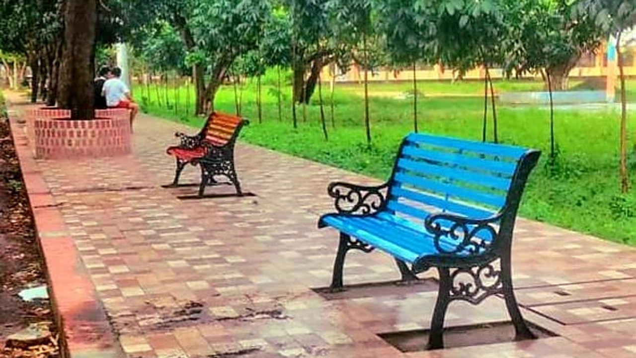 রাসিক প্রশাসকের নির্দেশে রামেক ক্যাম্পাসে বেঞ্চ স্থাপন