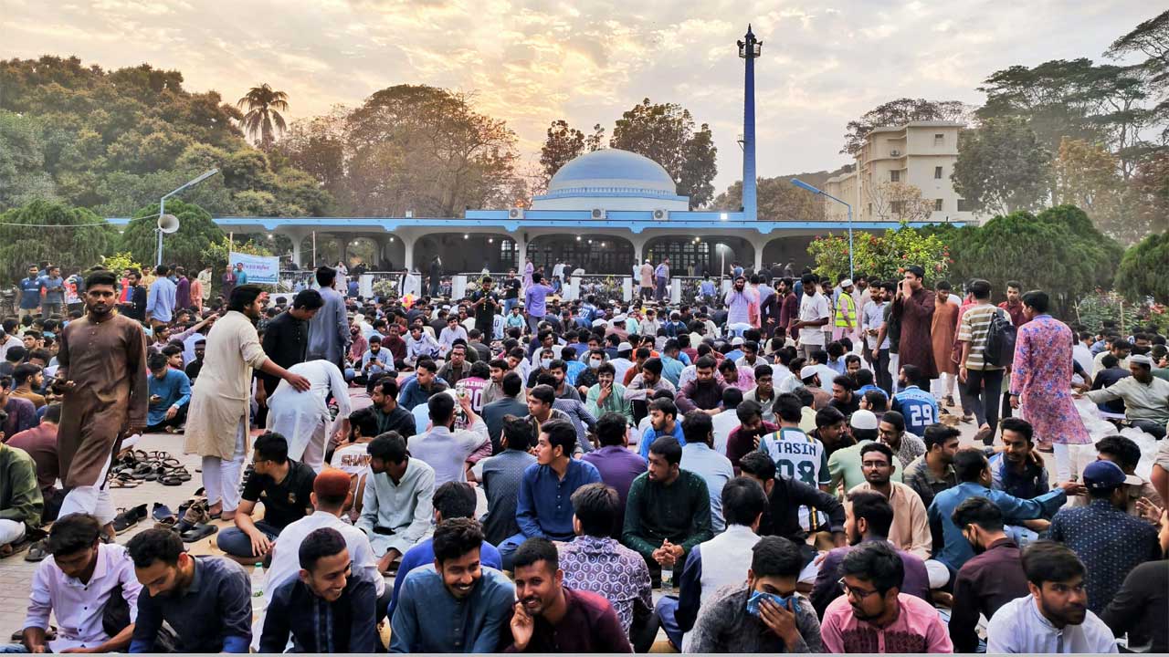 রাজশাহী বিশ্ববিদ্যালয়ের কেন্দ্রীয় মসজিদ চত্বরে রাকসুর আয়োজনে শিক্ষার্থীরা ইফতারে অংশ নেন
