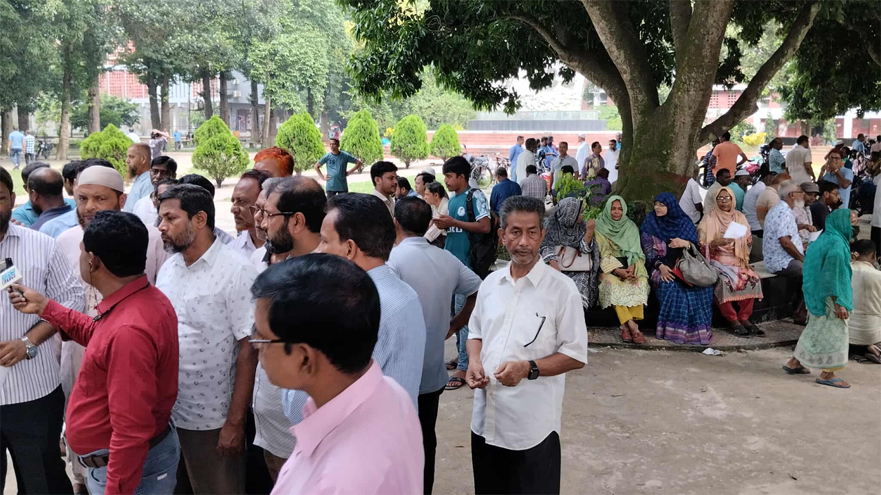 শহীদ বুদ্ধিজীবী স্মৃতি ফলকের সামনের নিচুতলায় কর্মকর্তা-কর্মচারীদের অবস্থান