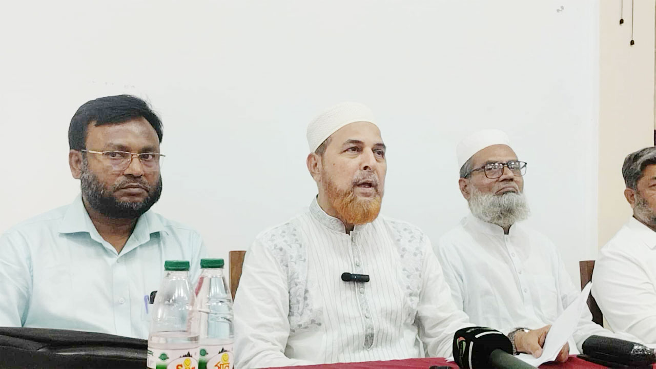 সংবাদ সম্মেলনে কথা বলছেন রুয়ার সভাপতি মাওলানা রফিকুল ইসলাম খান