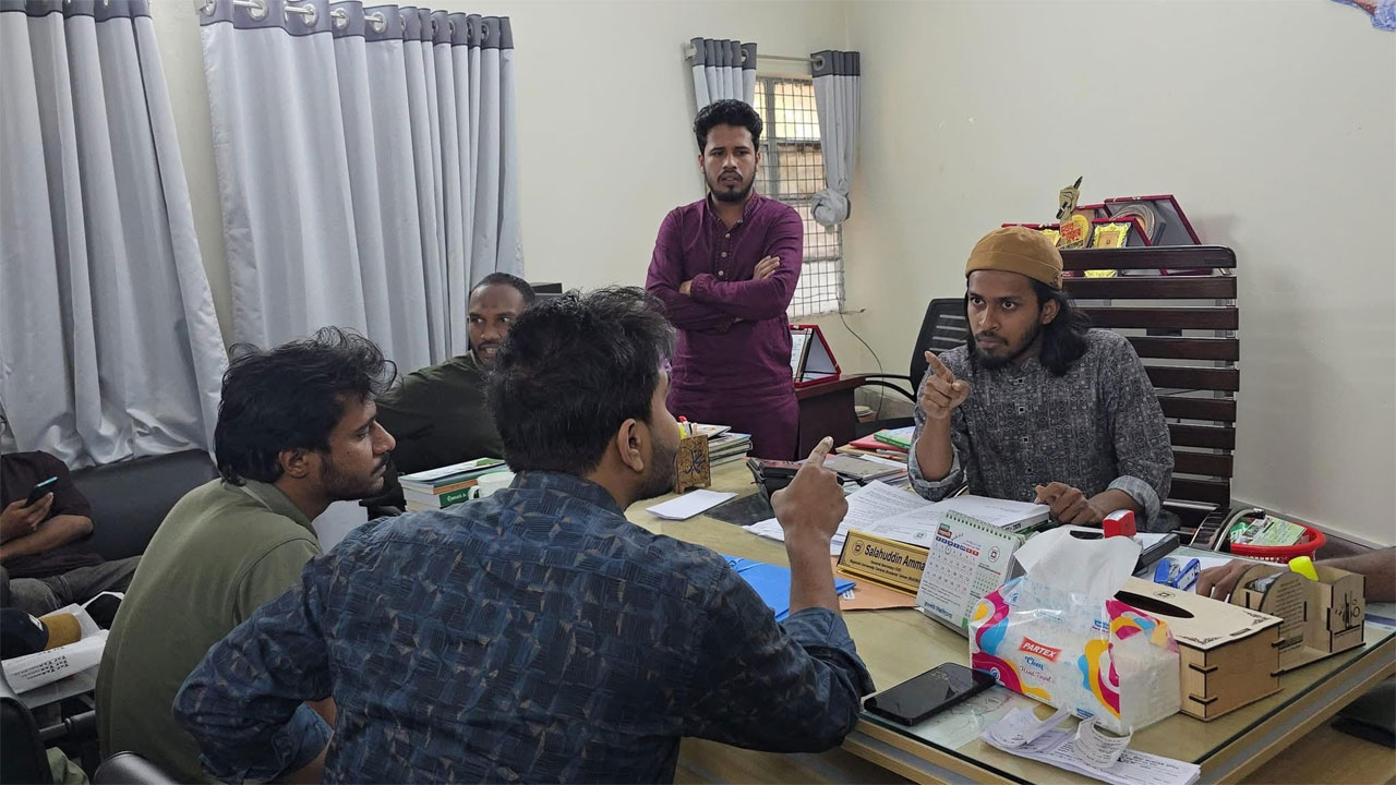 রাকসু কার্যালয়ে জিএস আম্মারের সাথে ছাত্র অধিকার পরিষদ সভাপতির বাগবিতণ্ডা