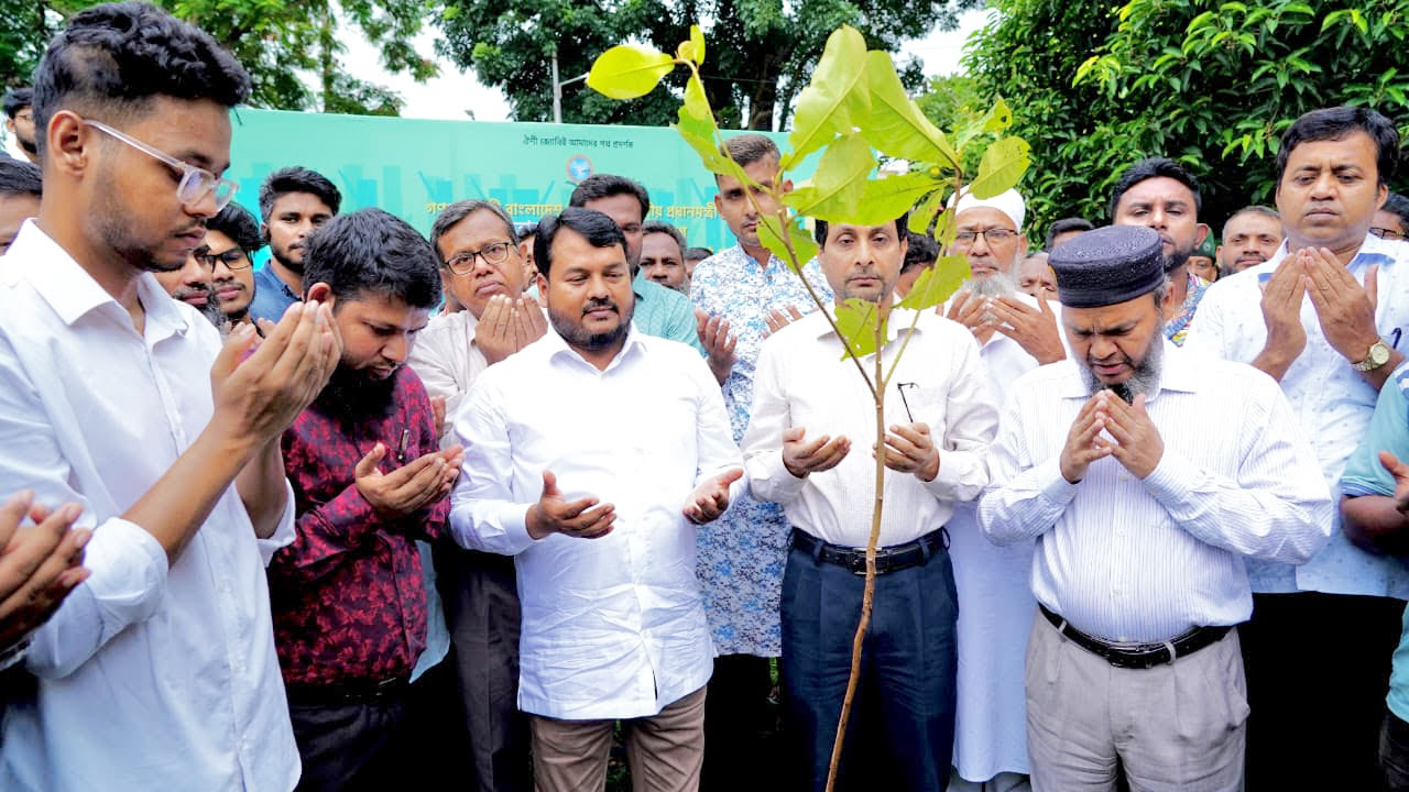 রুয়েট ক্যাম্পাসে বৃক্ষরোপণ শেষে দোয়া ও মোনাজাত করা হচ্ছে