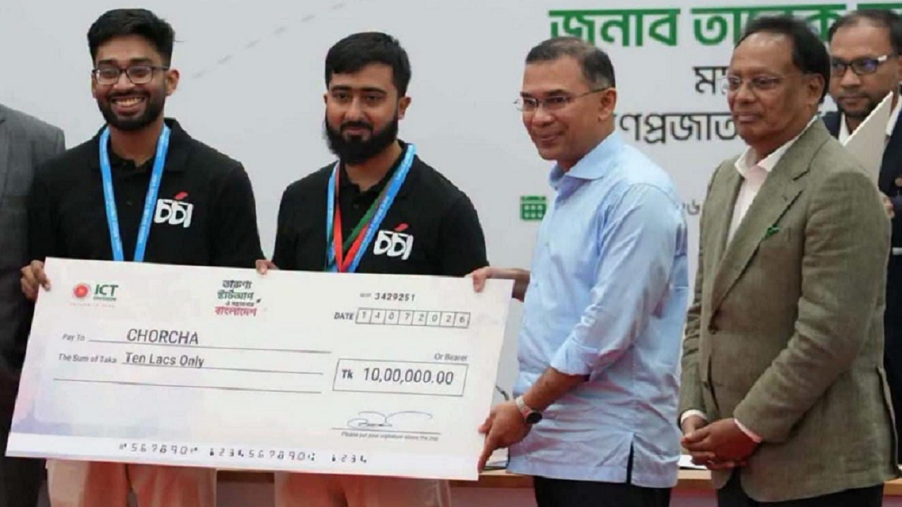 প্রধানমন্ত্রীর হাত থেকে অনুদান পেল ‘চর্চা’
