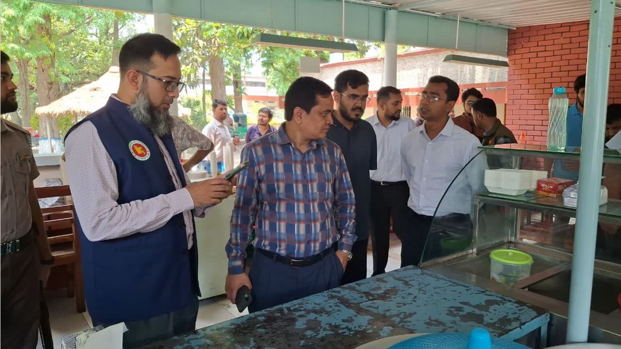 রুয়েট ক্যাম্পাসের বিভিন্ন দোকানে খাবারের গুণগতমান পরীক্ষা করছেন অভিযান সংশ্লিষ্ট কর্মকর্তারা