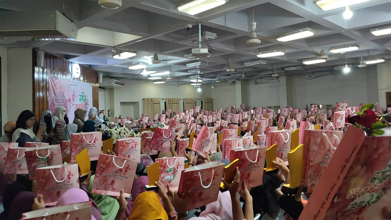 ছাত্রীসংস্থার নবীনবরণ অনুষ্ঠান অনুষ্ঠিত হয়েছে