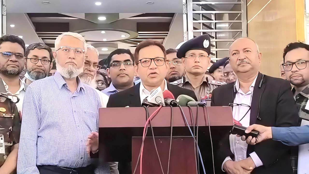 ভেন্টিলেটর হস্তান্তরের সময় উপস্থিত ছিলেন স্বাস্থ্যসেবা বিভাগের সচিব কামরুজ্জামান চৌধুরীসহ অন্যরা