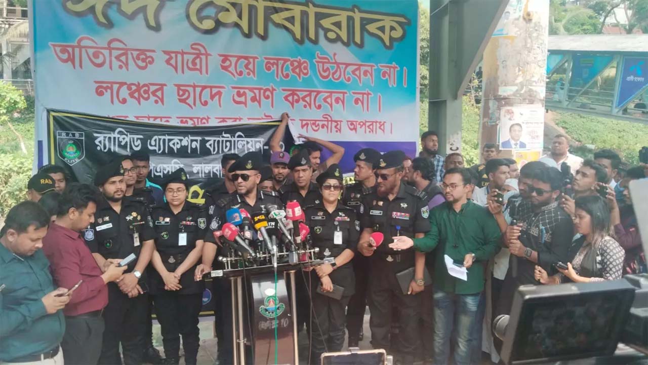 সংবাদ সম্মেলনে বক্তব্য দিচ্ছেন র‍্যাব-১০-এর অধিনায়ক মোহাম্মদ কামরুজ্জামান
