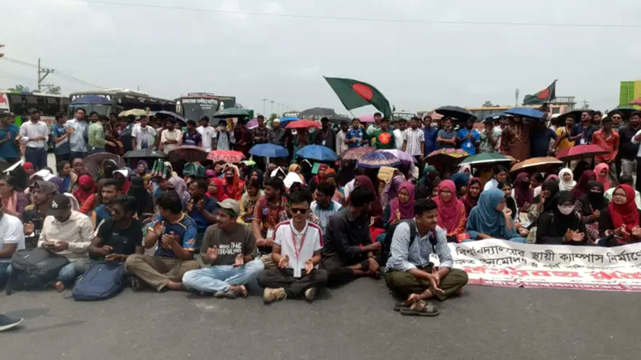 রবীন্দ্র বিশ্ববিদ্যালয়ের স্থায়ী ক্যাম্পাসের দাবিতে হাটিকুমড়ুল গোল চত্বরে ব্লকেড কর্মসূচি পালন করছে শিক্ষার্থীরা।