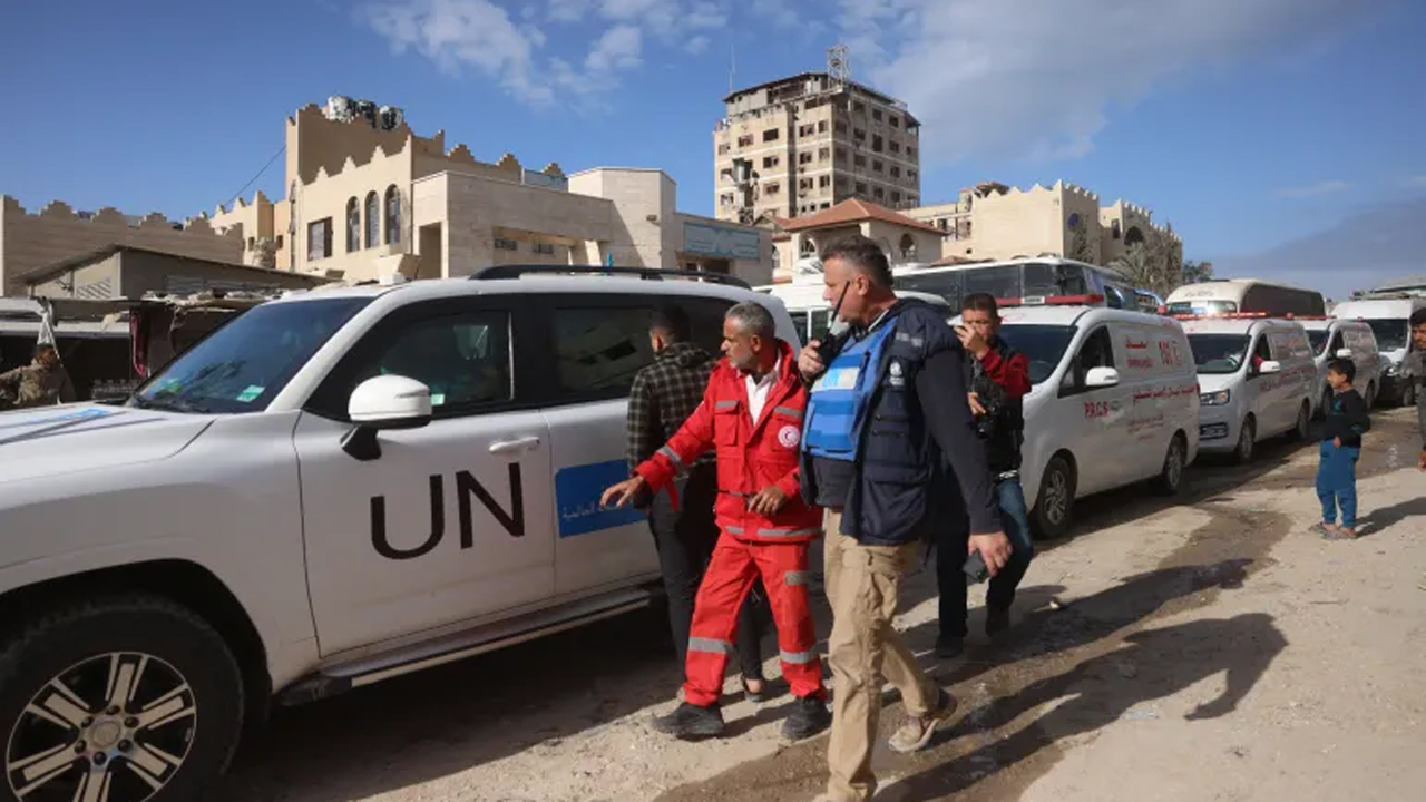 বিশ্ব স্বাস্থ্য সংস্থার কর্মকর্তারা মঙ্গলবার দক্ষিণ গাজার খান ইউনিসে গাজা ও মিসরের মধ্যবর্তী রাফাহ ক্রসিং দিয়ে ফিলিস্তিনি রোগীদের এবং যুদ্ধাহতদের বিদেশে চিকিৎসার জন্য সরিয়ে নিতে সাহায্য করছেন