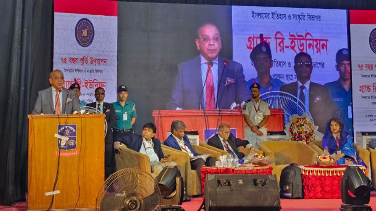 অনুষ্ঠানে বক্তব্য রাখছেন প্রধান বিচারপতি ড. সৈয়দ রেফাত আহমেদ