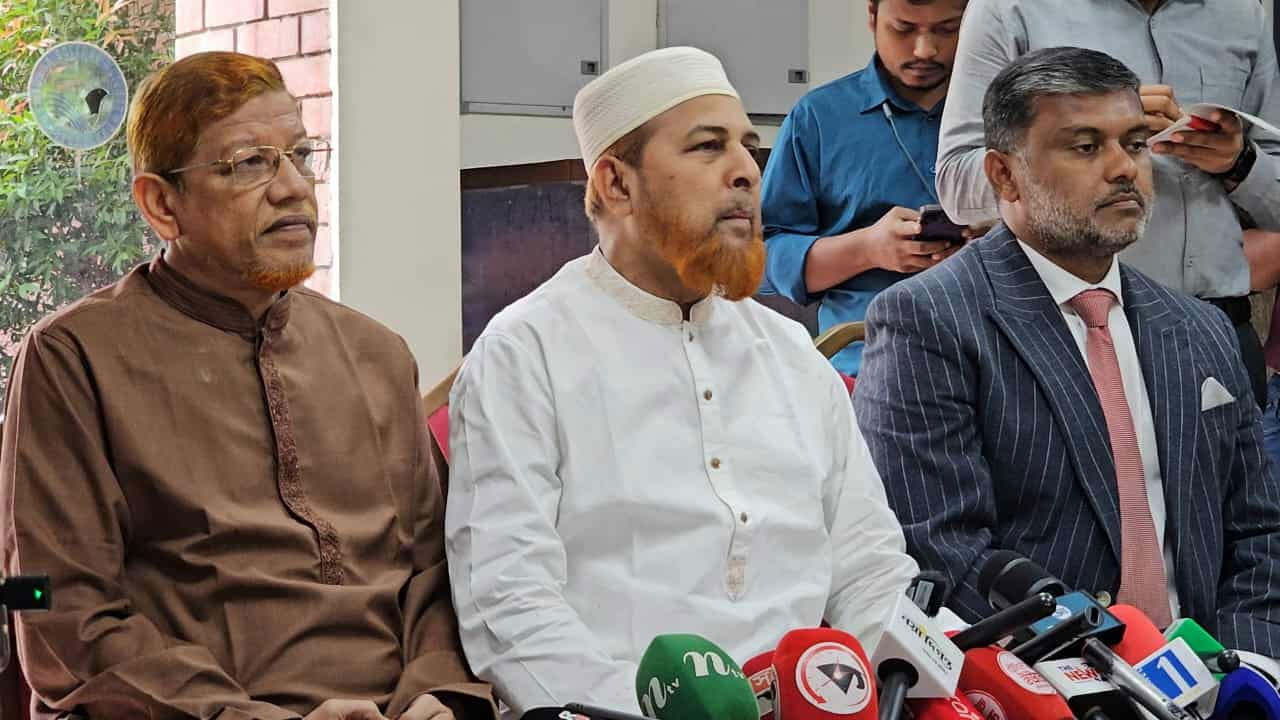 সাংবাদিকদের সাথে কথা বলছেন জামায়াত নেতারা