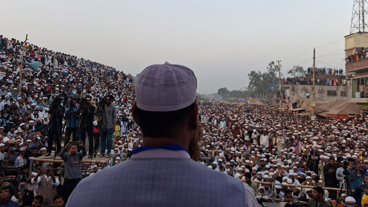 জনসভায় বক্তব্য প্রদান করছেন মাওলানা মামুনুল হক