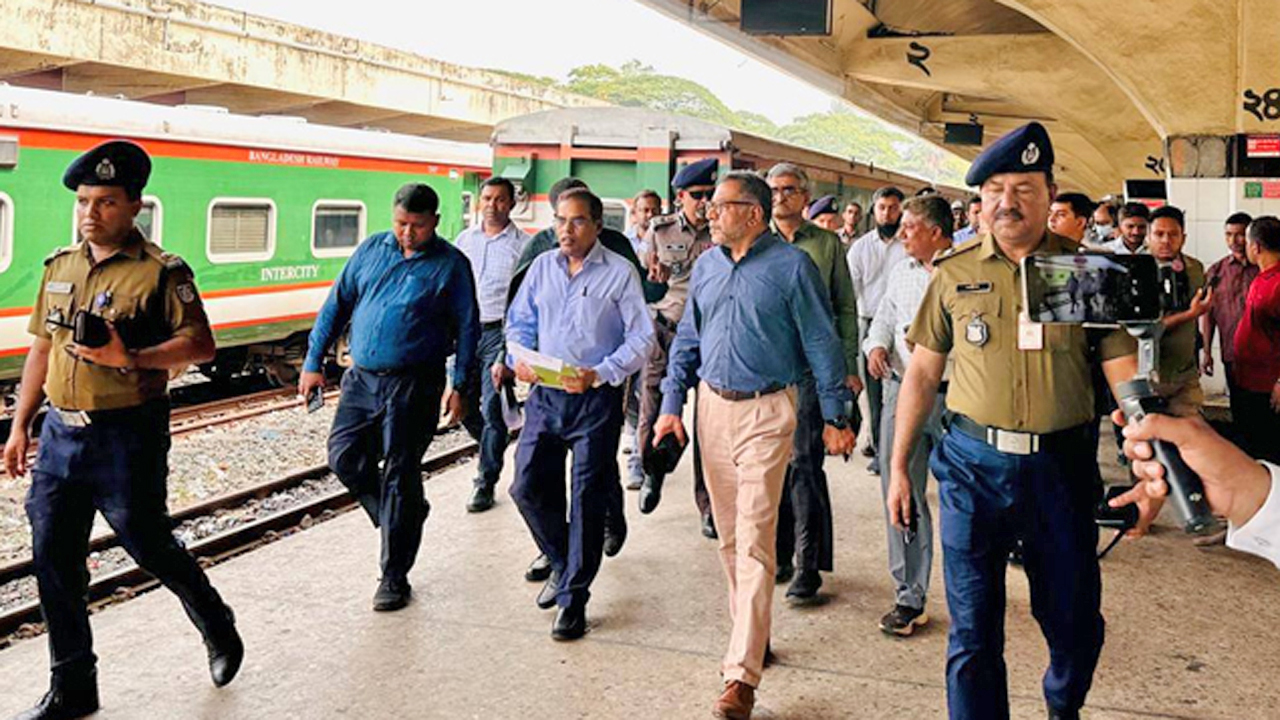ঈদে নিরাপদ ট্রেনযাত্রা নিশ্চিতে রেল সচিবের পরিদর্শন