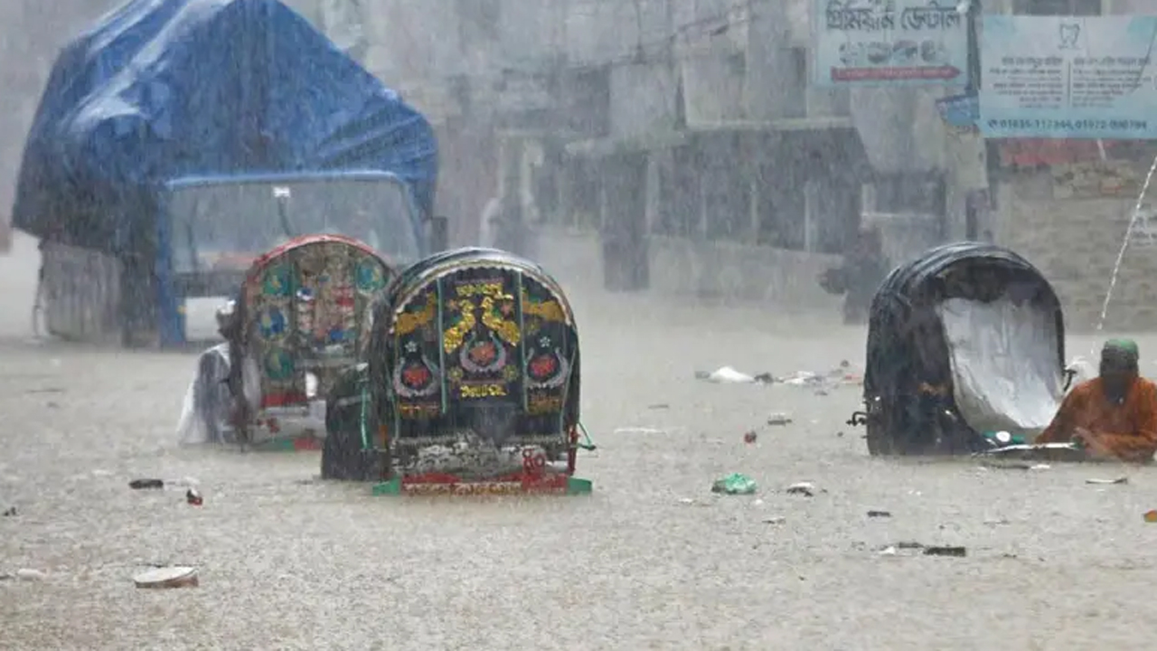 টানা বৃষ্টিতে জলাবদ্ধতা তৈরি হয়েছে, ৮ জুলাই চট্টগ্রাম নগরীর ছবি