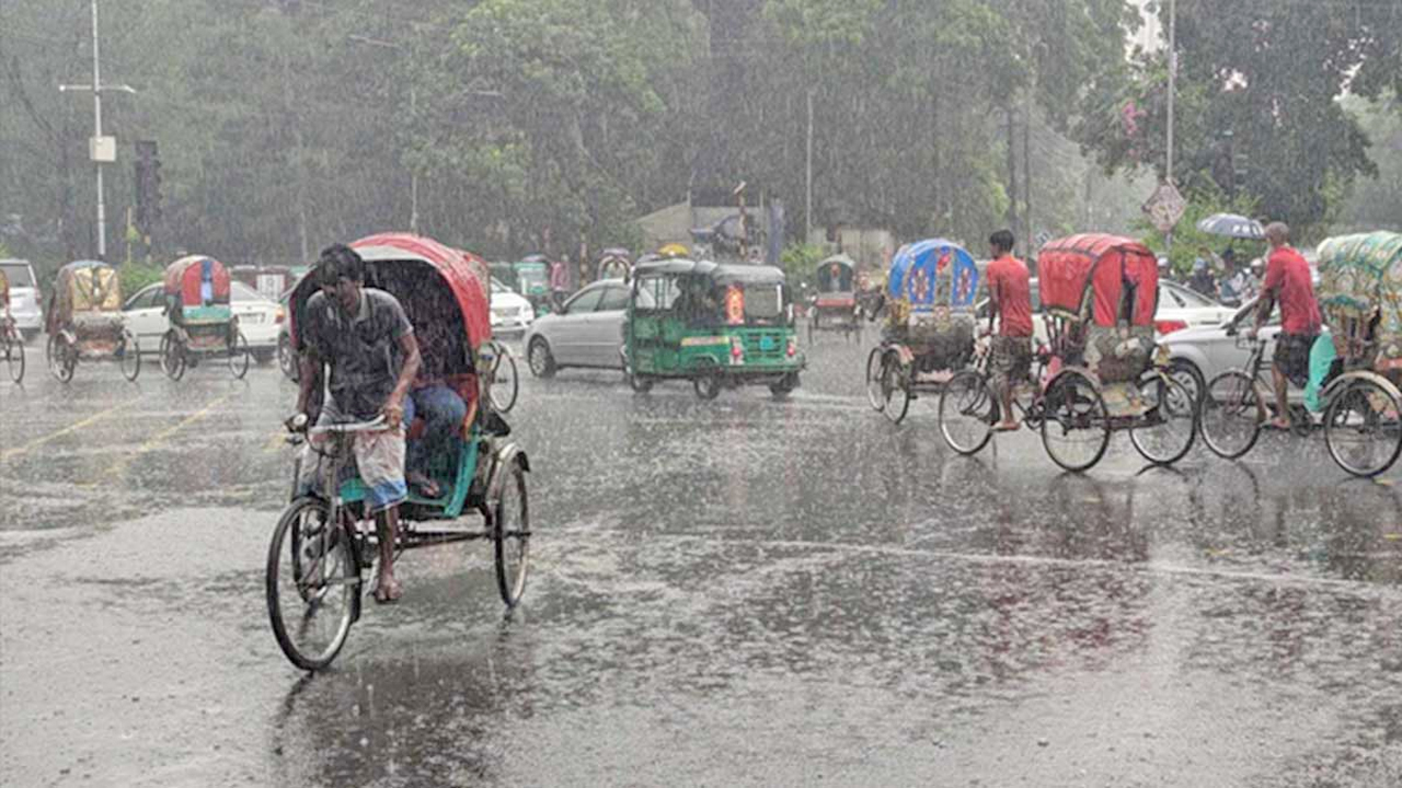 বৃষ্টিতে ভিজে চলেছে নগরজীবন