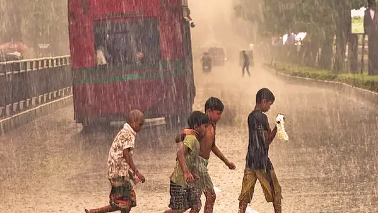 মুষলধারে বৃষ্টিতে ভিজে পথ চলেছে কয়েকজন শিশু