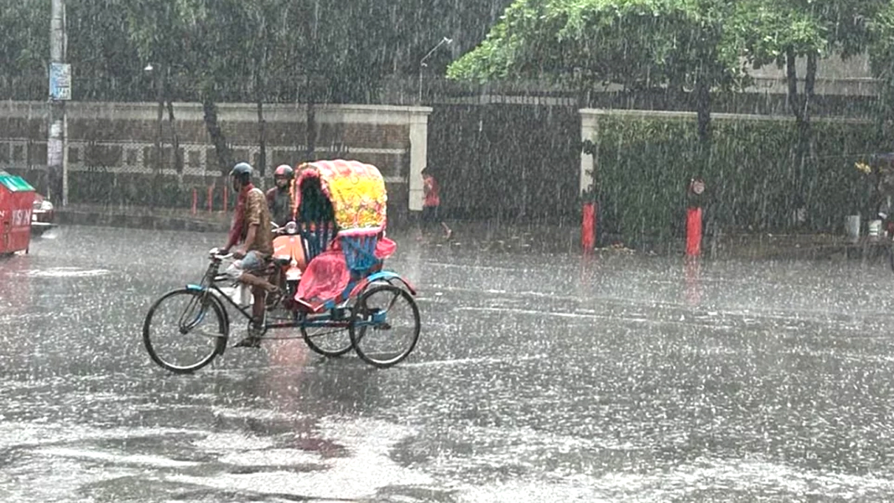 রাজধানীতে রিমঝিম বৃষ্টি