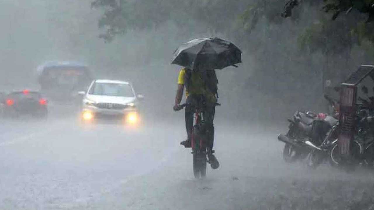 ভারী বৃষ্টির আভাস আবহাওয়া অধিদফতরের