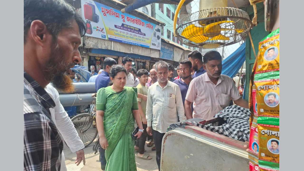 রায়পুরে ফুটপাত দখল করে ব্যবসা পরিচালনার অভিযোগে ভ্রাম্যমাণ আদালত অভিযান চালায়