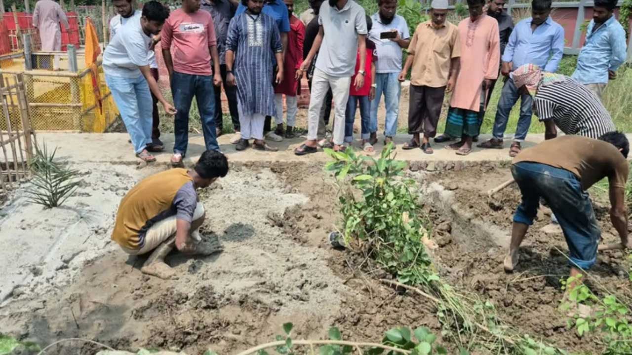 রাজবাড়ী পৌরসভার ভবানীপুর কবরস্থানে বাসডুবিতে নিহত তিনজনের লাশ পাশাপাশি দাফন করা হয়।