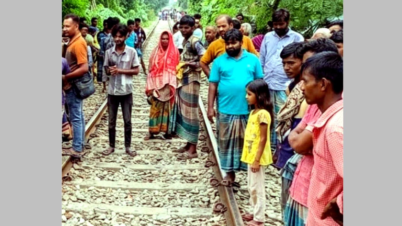 ঘটনাস্থলে স্থানীয়দের ভিড়