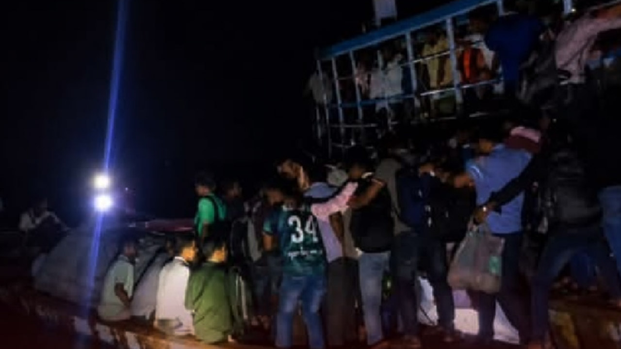৯৯৯ এর কলে দ্রুত অভিযান, পদ্মার ডুবো চরে আটকে পরা ৮৫ যাত্রী উদ্ধার