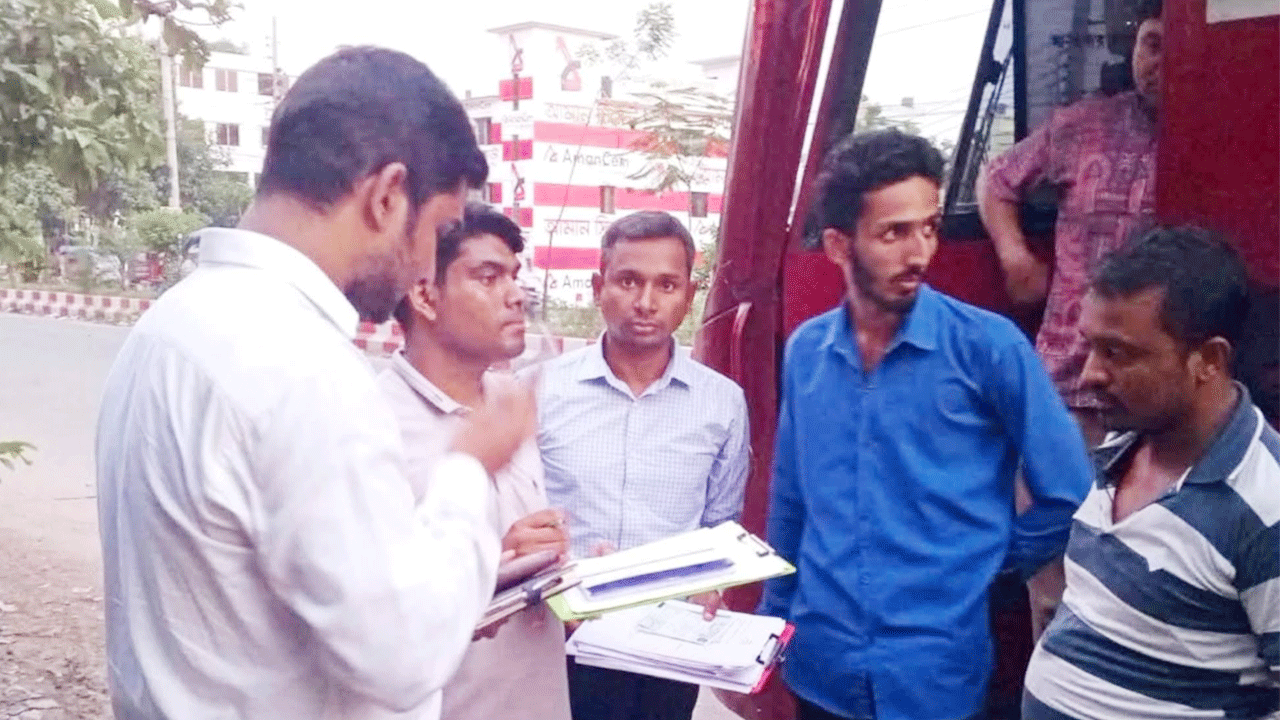 অতিরিক্ত ভাড়া নেয়ার অপরাধে ভ্রাম্যমাণ আদালত পরিচালনা করে জরিমানা আদায় করা হচ্ছে