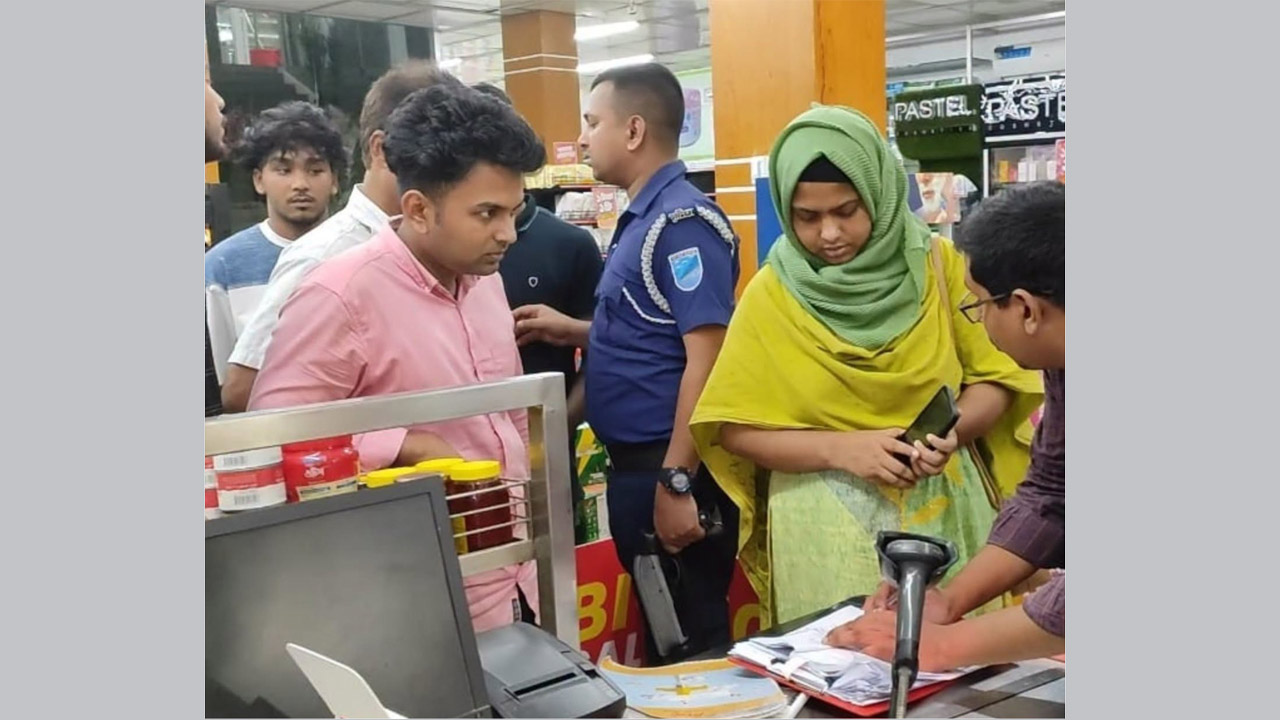 রাজবাড়ীর অভিজাত মার্কেটে মেয়াদোত্তীর্ণ পণ্য রাখার দায়ে ২ লাখ টাকা জরিমানা