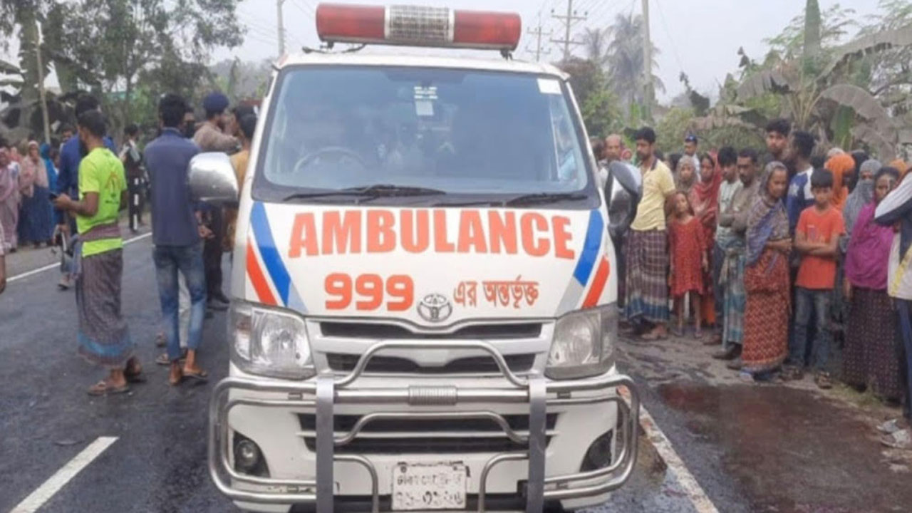 লাশ উদ্ধার করে হাসপাতালে নেয়া হচ্ছে