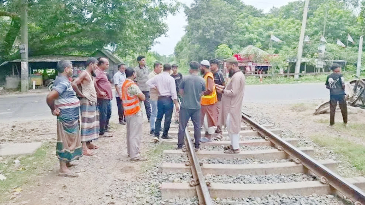 ট্রেন-যানবাহন দুর্ঘটনায় তদন্ত কমিটির ঘটনাস্থল পরিদর্শন