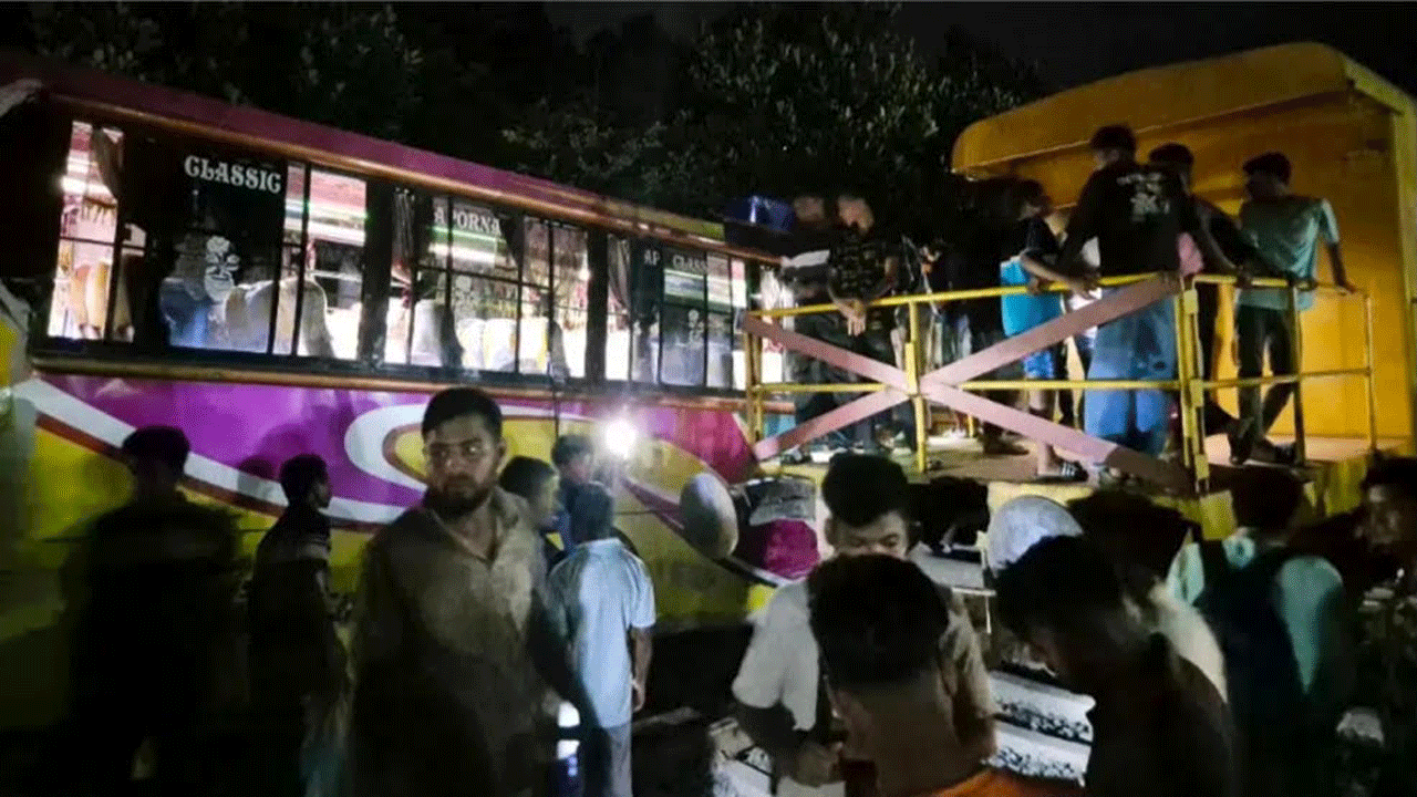 বিচ্ছিন্ন ওয়াগন ও সংর্ঘষকবলিত বাস