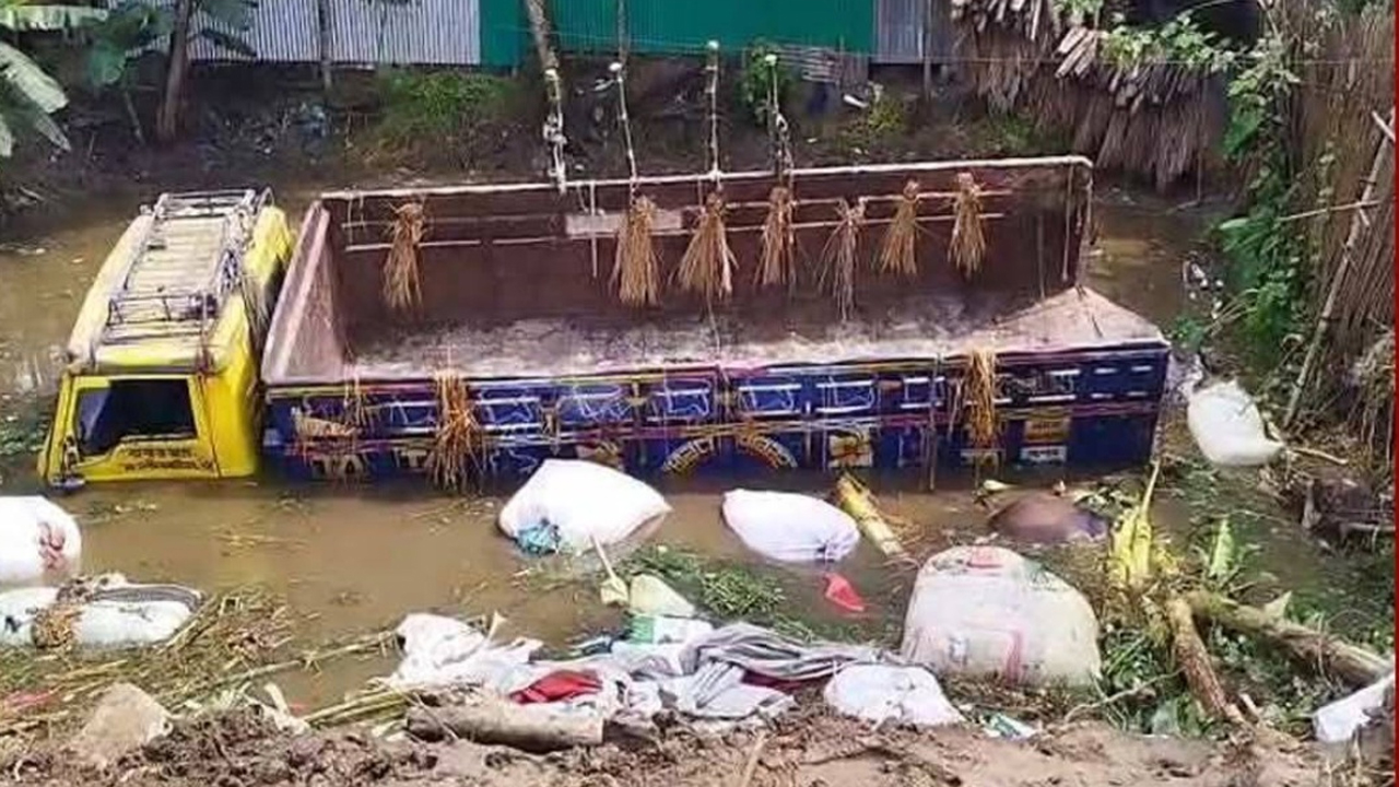 দুর্ঘটনাকবলিত ট্রাক