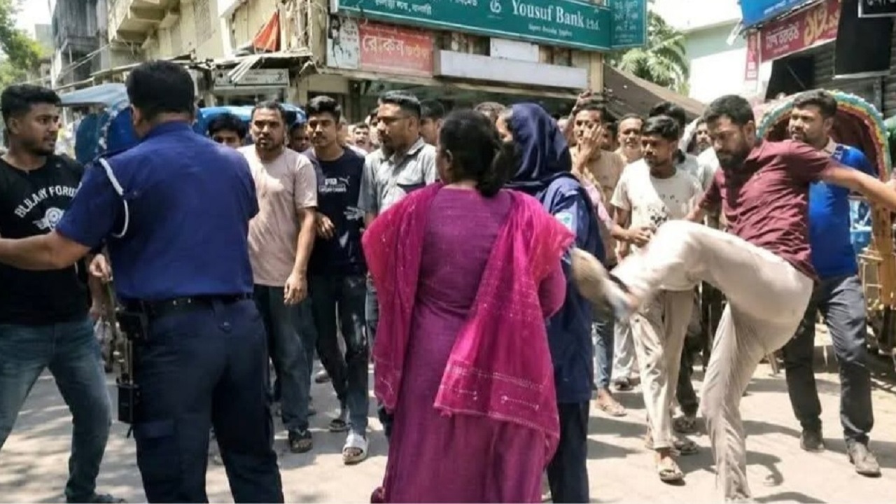 রাজবাড়ীতে পুলিশের সামনেই নারী ব্যবসায়ীকে লাথি