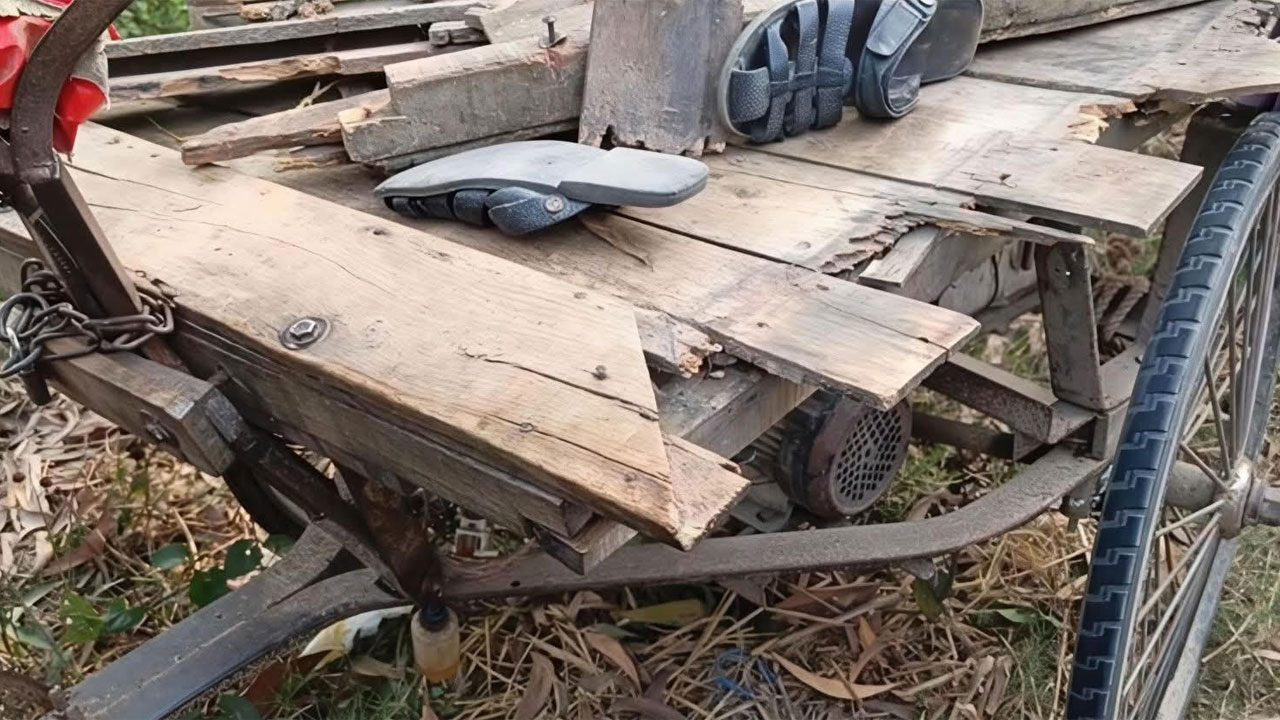 দুর্ঘটনাকবলিত ভ্যান