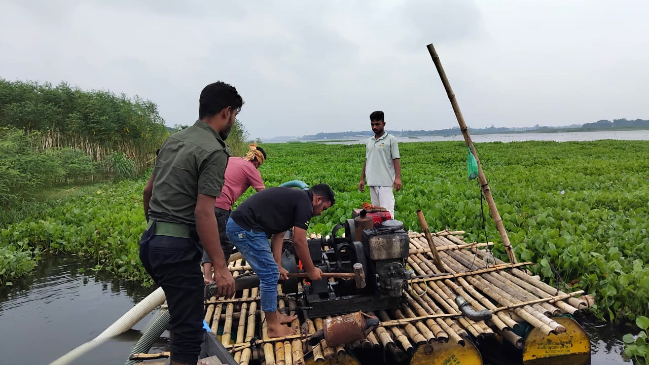 অভিযানে ড্রেজার মেশিন জব্দ করা হচ্ছে