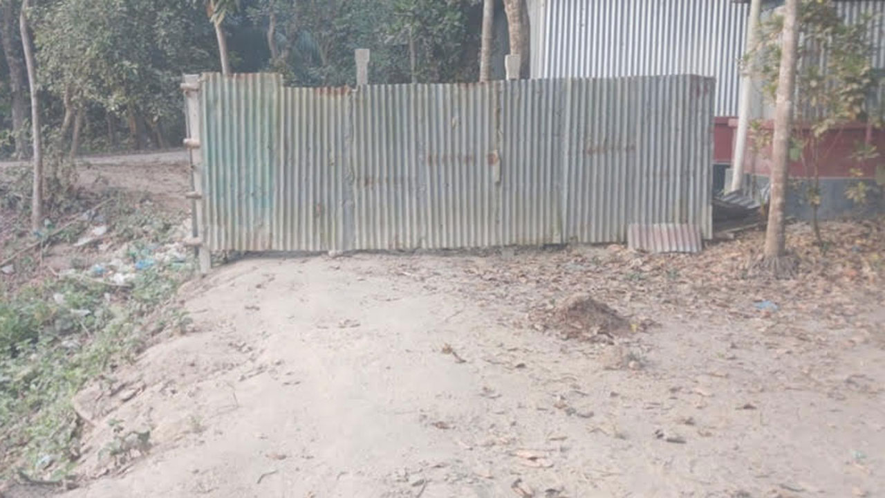 টিনের বেড়া দিয়ে পথ বন্ধ করা হয়েছে
