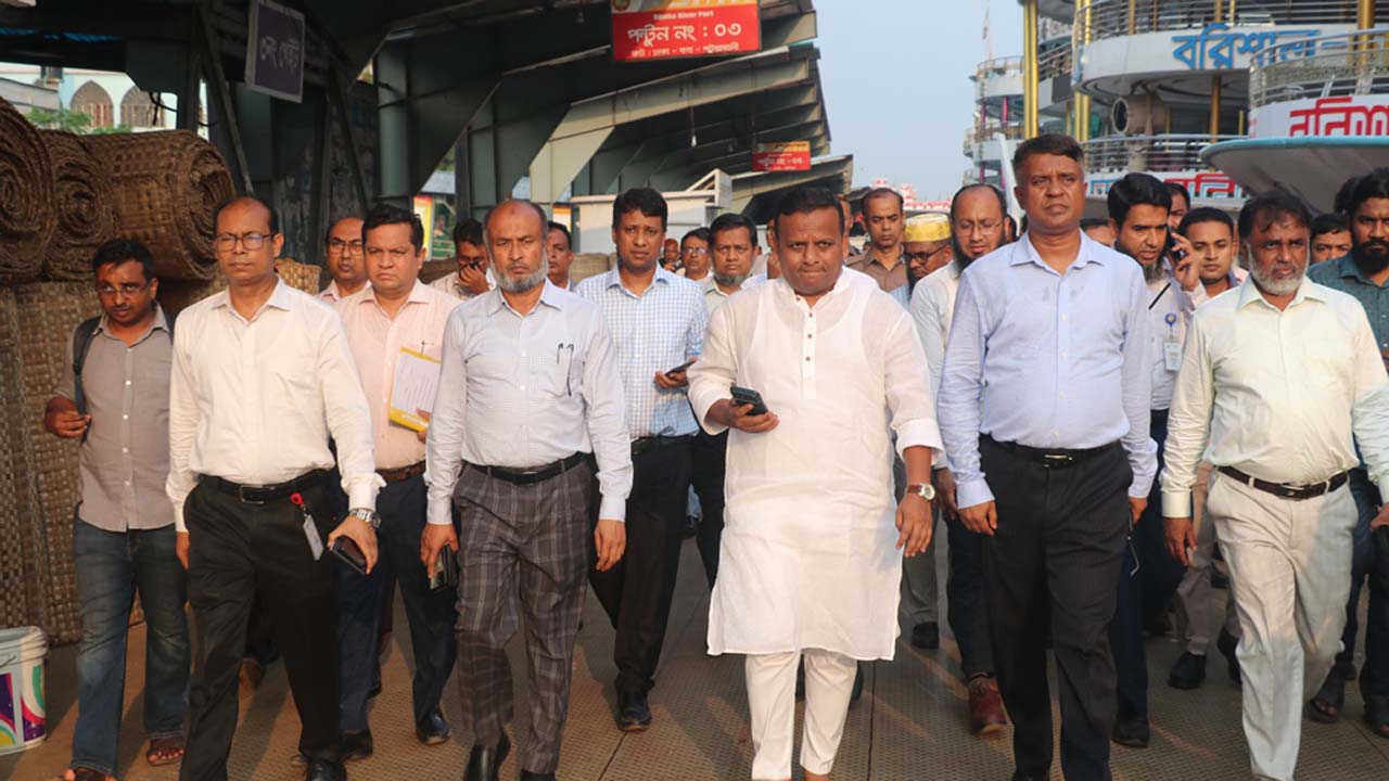 ঢাকার সদরঘাট লঞ্চ টার্মিনাল আকস্মিক পরিদর্শন করেছেন নৌপরিবহন প্রতিমন্ত্রী মো: রাজিব আহসান