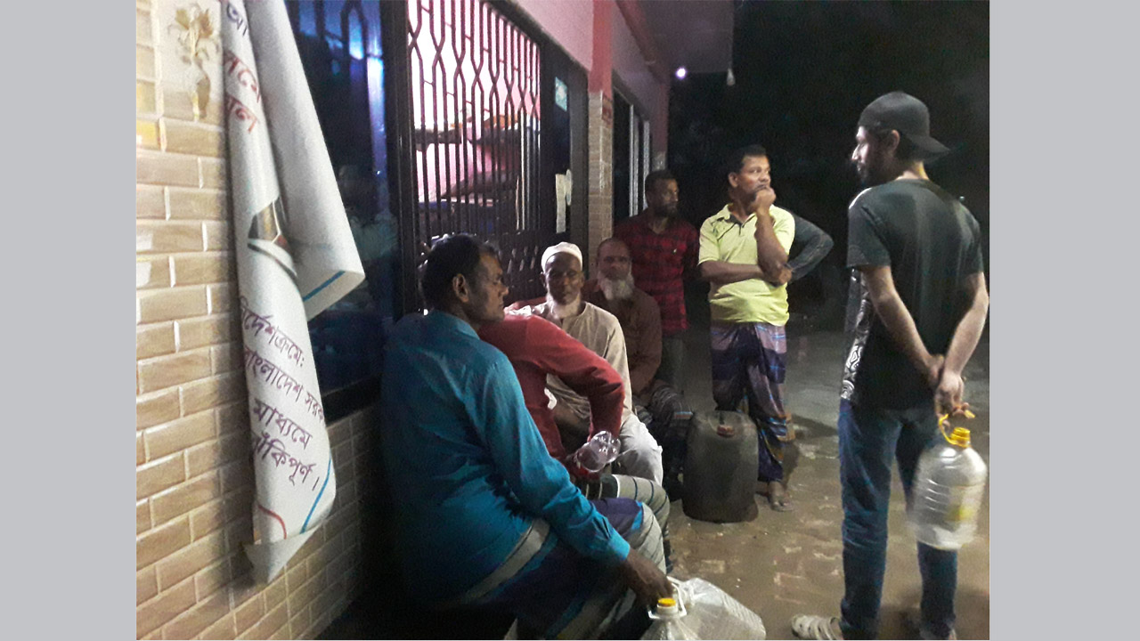 রাজৈরে খোলা পাত্রে ডিজেল বিক্রি নিষেধ, গ্যালন নিয়ে বিপাকে কৃষক