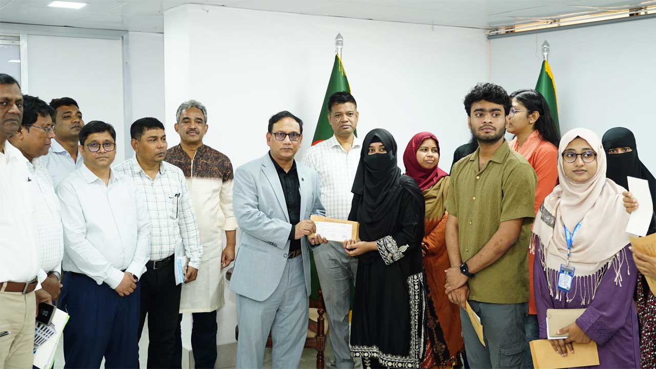 রাজশাহী নগর ভবনে শিক্ষার্থীদের হাতে বৃত্তির চেক তুলে দেন  বিভাগীয় কমিশনার ও রাসিক প্রশাসক ড. আ. ন. ম. বজলুর রশীদ