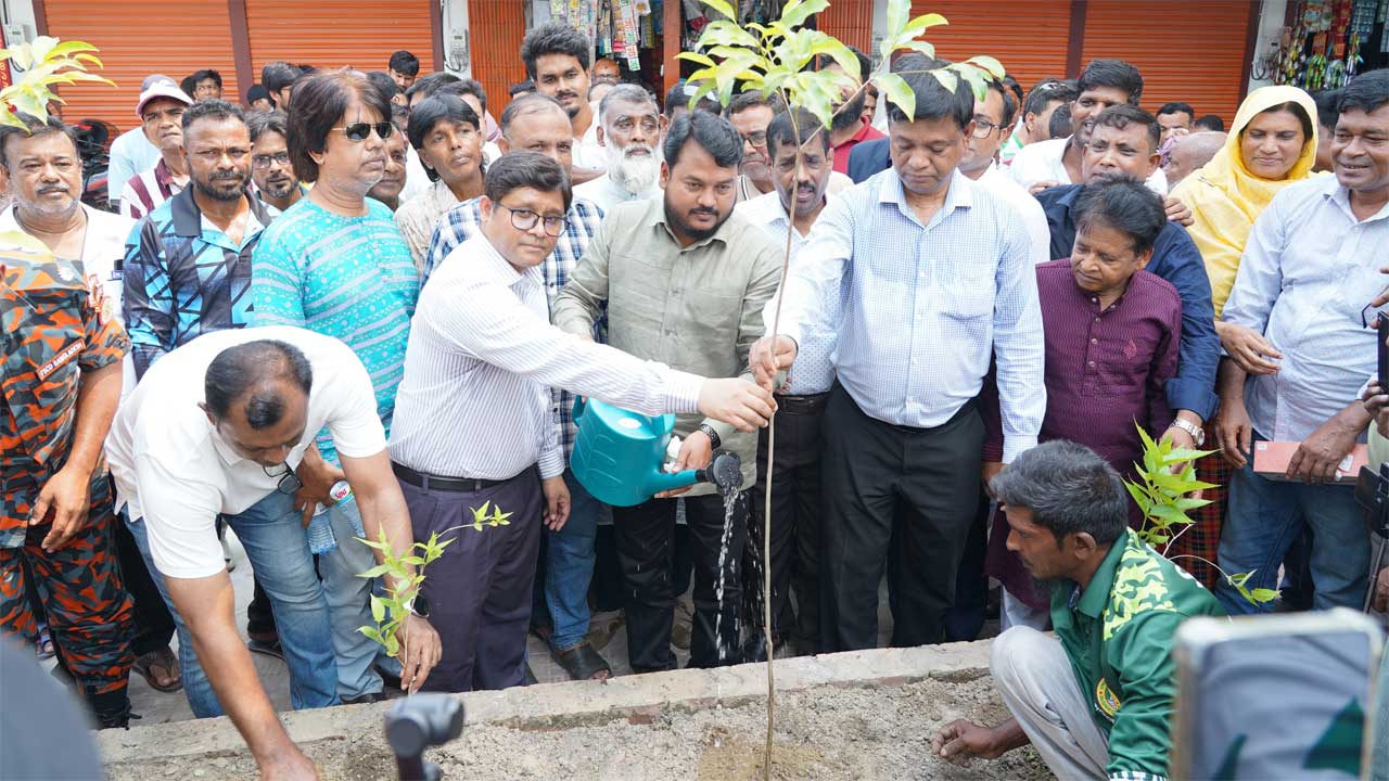 রাজশাহী মহানগরীর কাশিয়াডাঙ্গা মোড়ে বৃক্ষরোপণ কর্মসূচি উদ্বোধন করেন রাসিক প্রশাসক  মাহফুজুর রহমান রিটন