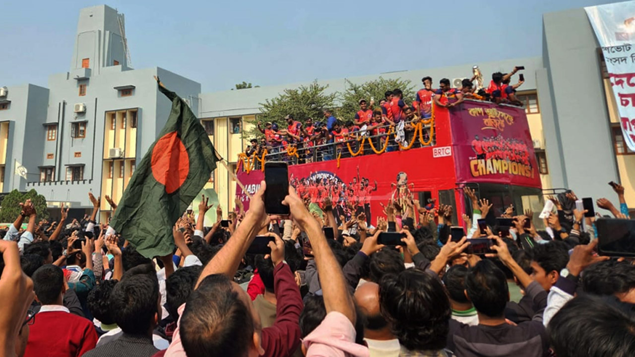 রাজশাহীতে ছাদখোলা বাসে বিপিএলের ট্রফি নিয়ে শান্ত–মুশফিকরা