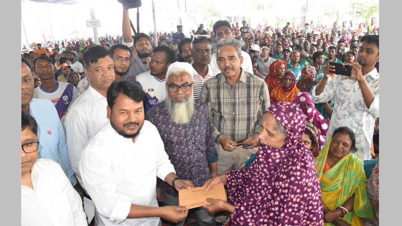 প্রধানমন্ত্রী কর্তৃক রাসিক পরিচ্ছন্নতাকর্মীদের আর্থিক অনুদান প্রদান